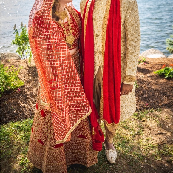 Red wedding bridal lehenga with dupattas - Picture 5 of 7
